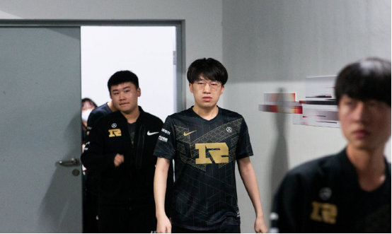 成一篇符合 成一篇符合